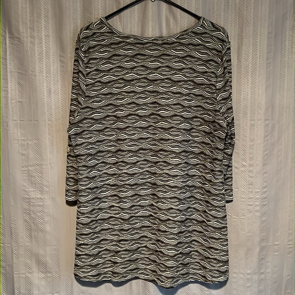 JM Collection Wavy Top - Picture 2 of 5